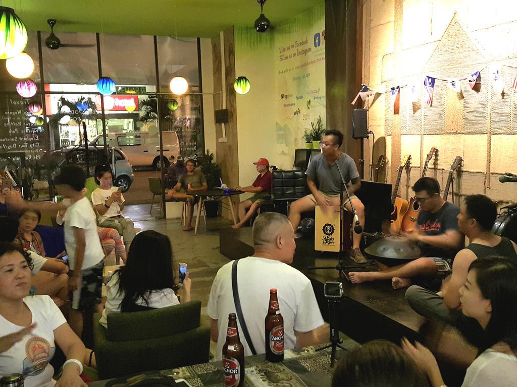 PODs The Backpackers Home&Cafe, Kuala Lumpur Bagian luar foto
